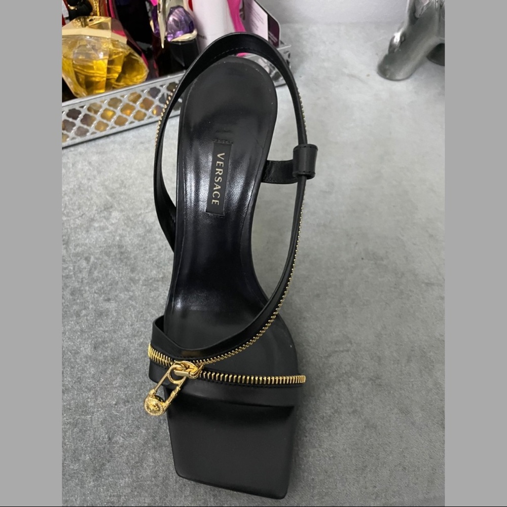 Versace - Picture 1 of 7